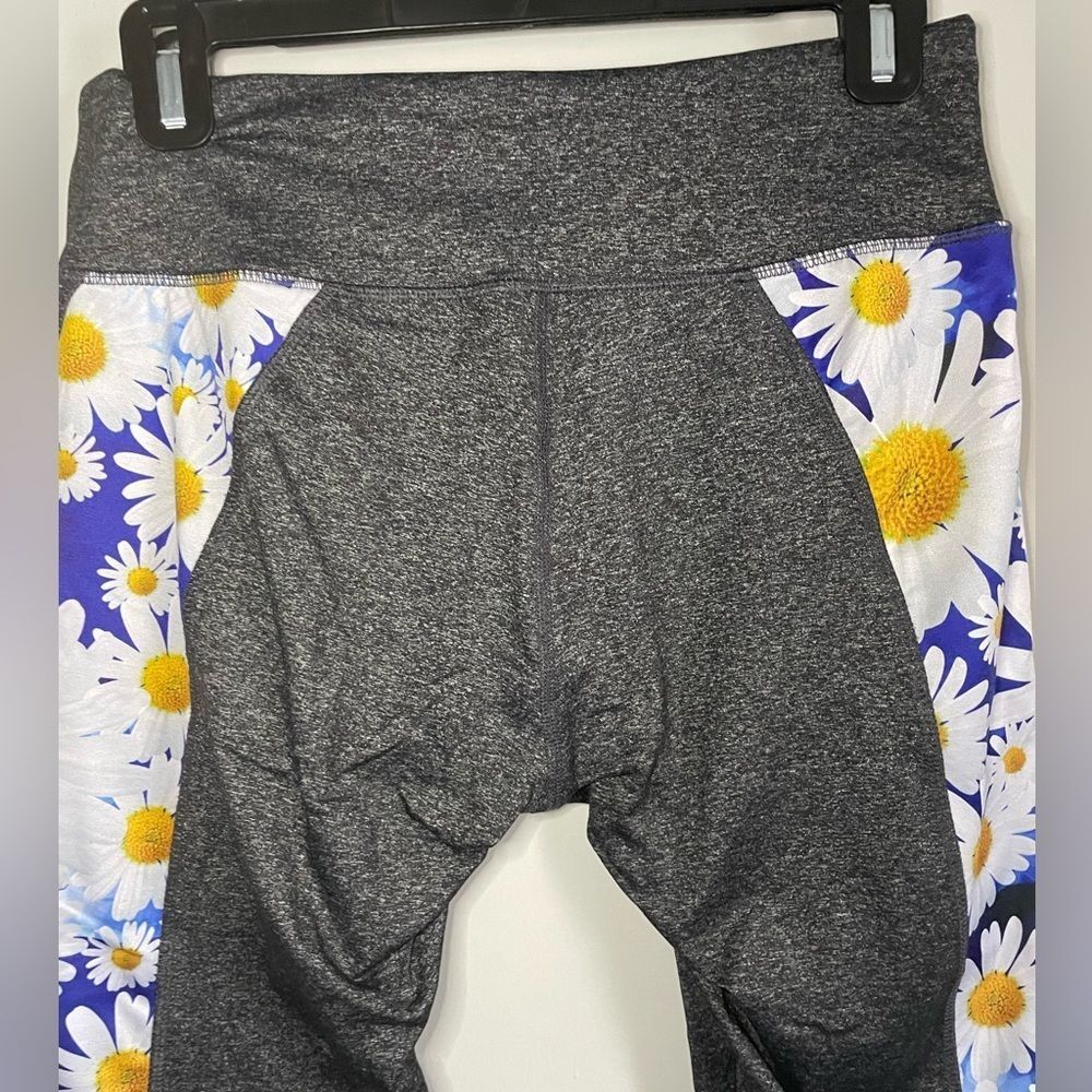 Lularoe Jade Workout Capris Daisy Patterned - Picture 4 of 11
